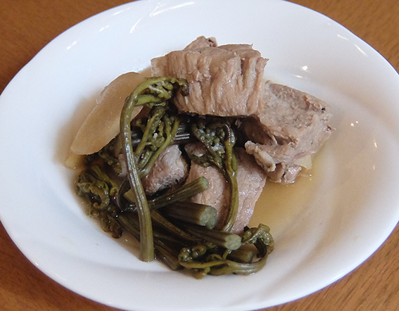 今夜のおすすめ「わらびと豚角煮」