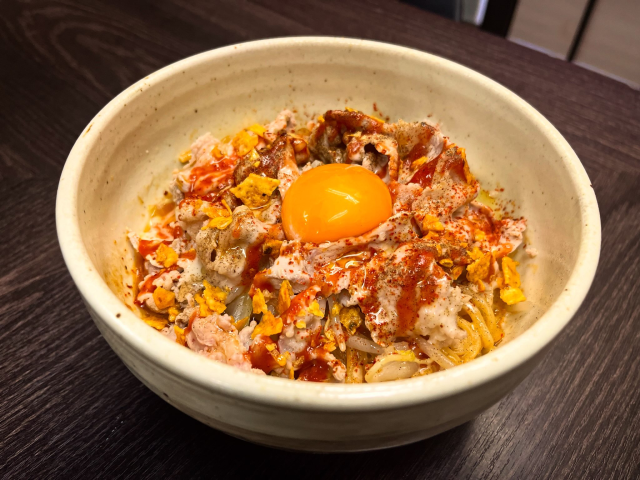 汁なし麺、豚カルビチーズ発売中！