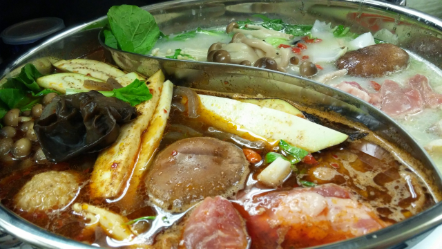 夜限定豚骨薬膳麻辣火鍋コース始めました。